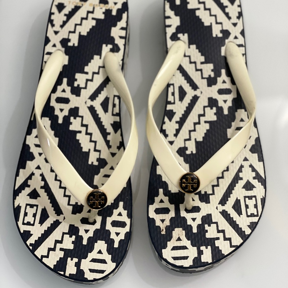 TORY BURCH 
Black Patent Leather Ballet Flat